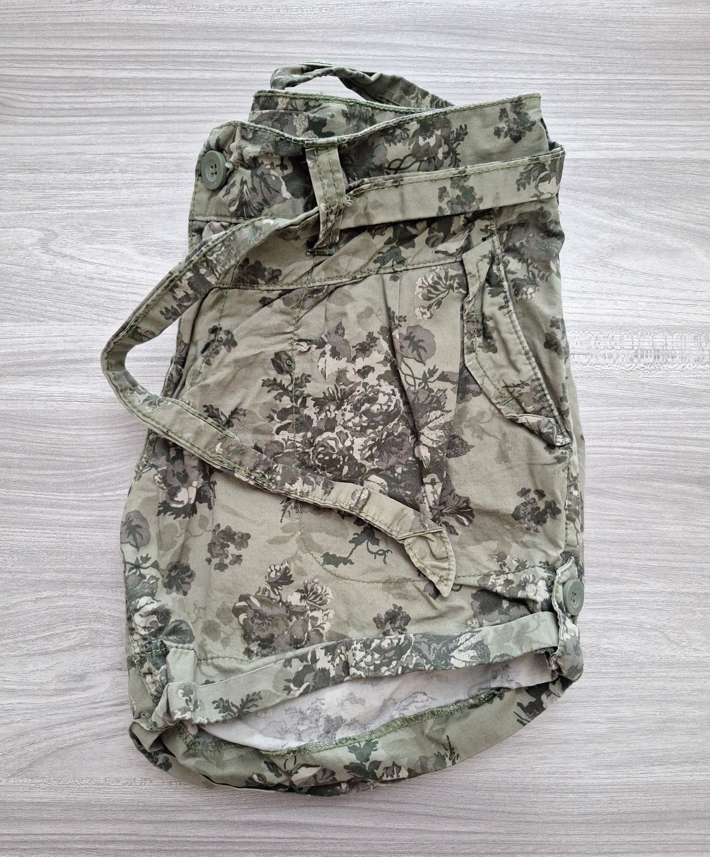 H&M Chino Shorts Floral 36