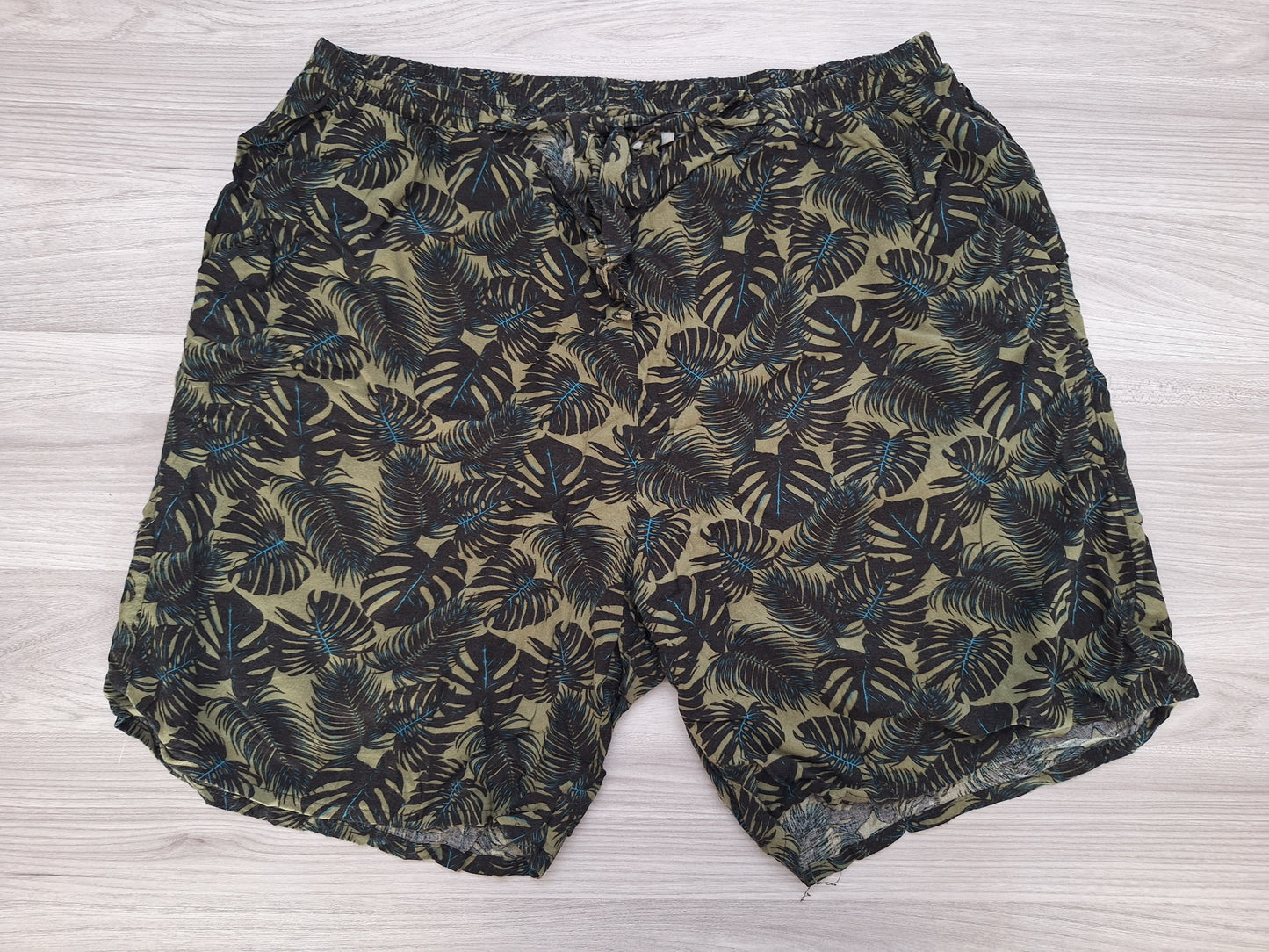 Janina Shorts Blättermuster 48