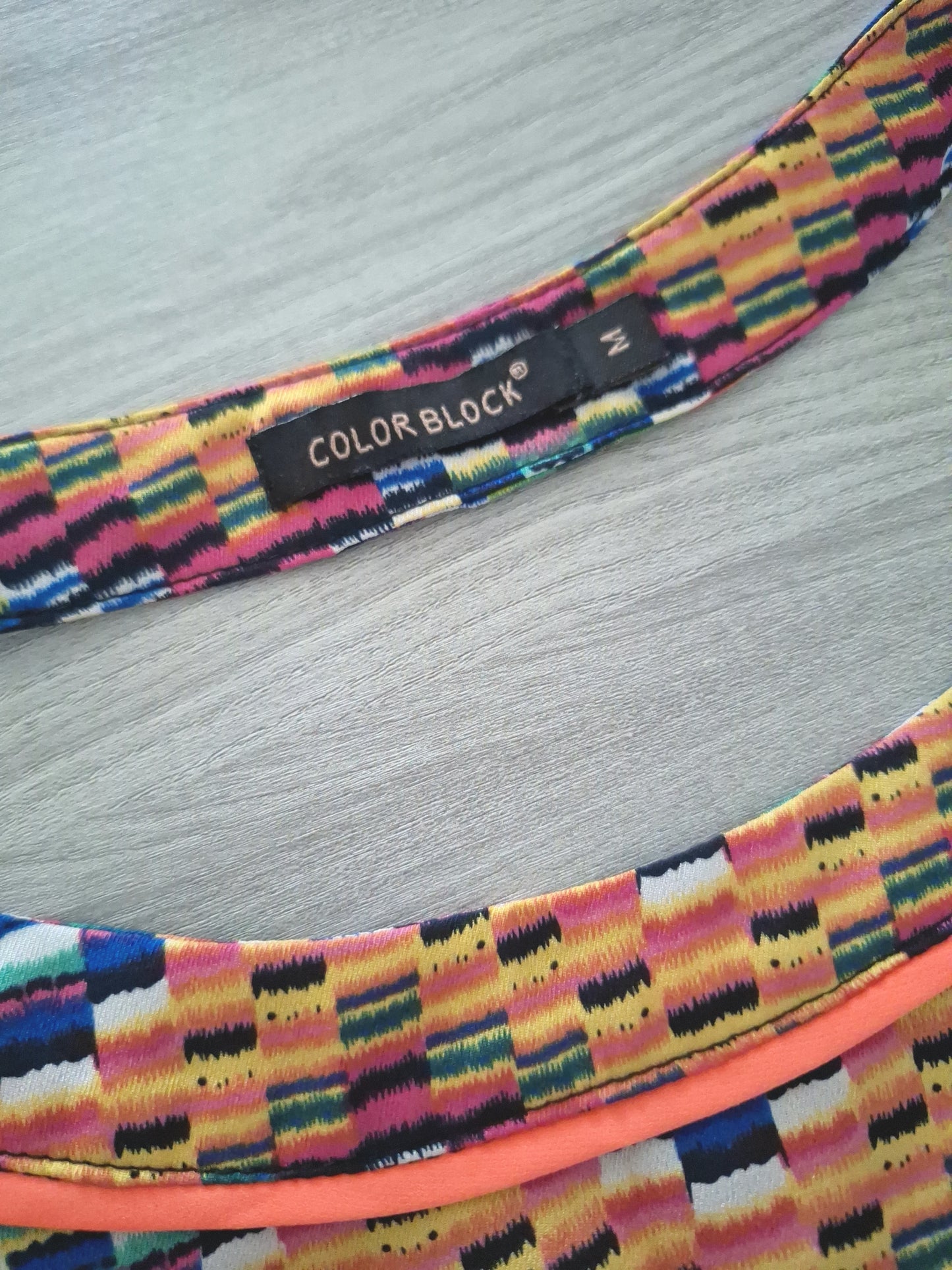 Colorblock Shirt Cut-Out Rücken 38