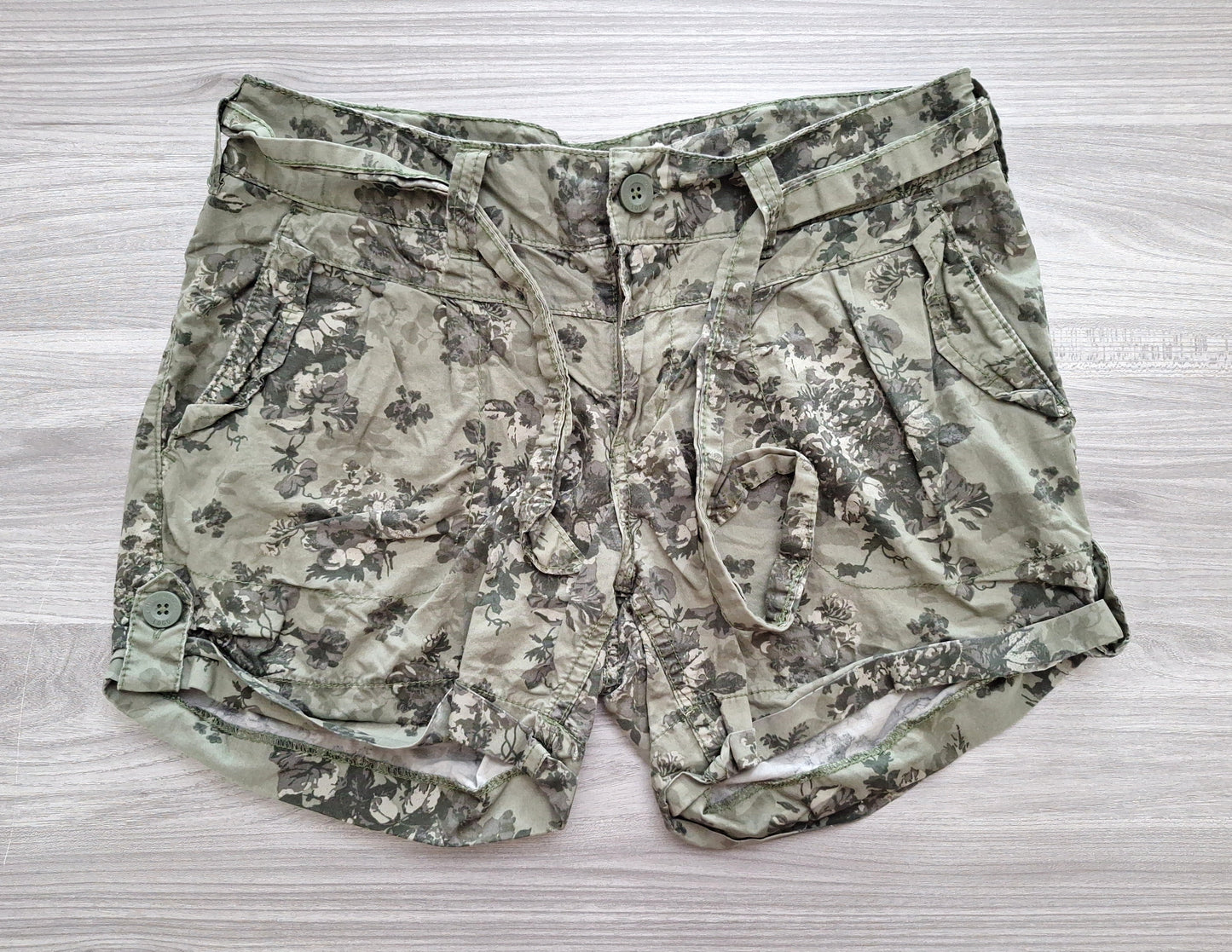 H&M Chino Shorts Floral 36